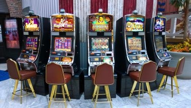 fb333 mobile app interface showing live dealer tables and sportsbook navigation
